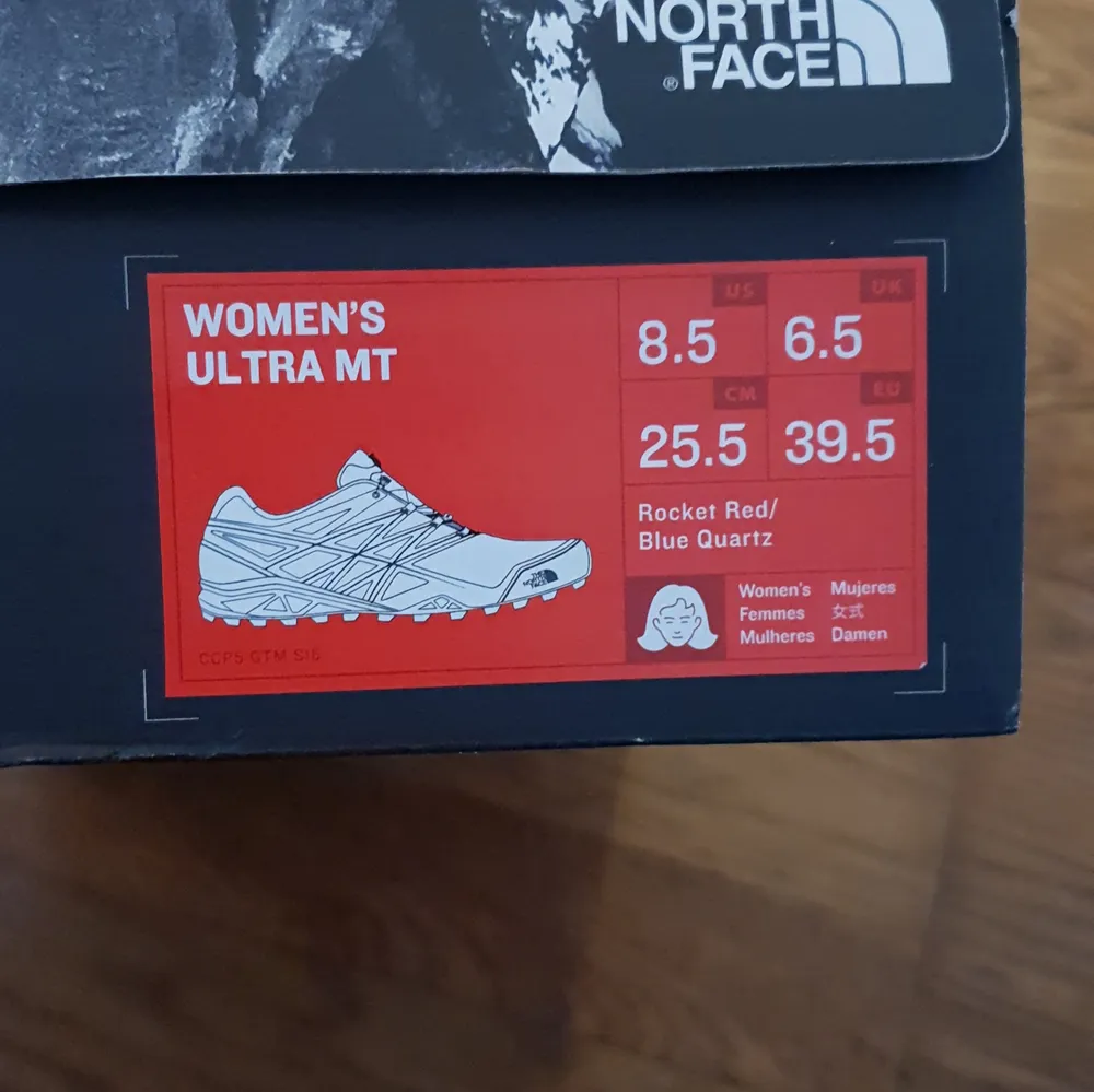 Säljer ett par helt nya skor från The North Face som heter Woman's Ultra MT. Skorna är i absolut nyskick och aldrig varit använda o ligger i sin ordning box. I butik ut till kund kostar skorna mellan 800-1000 kr.. Skor.