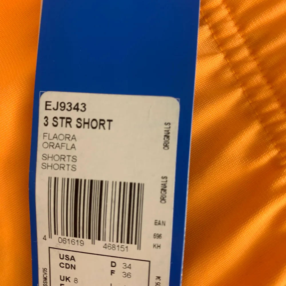 Helt nya träningshorts från adidas. Köpta i Paris förra sommaren men har aldrig använts för att de är för stora🥺☹️ storlek 34, 150kr+frakt💫. Shorts.