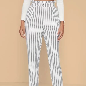 Paperbag pants XS - Helt nya med lapparna kvar, aldrig använda såklart. Stl 34/XS. Köpta för 147kr + frakt, säljs för att de inte passa mig. 