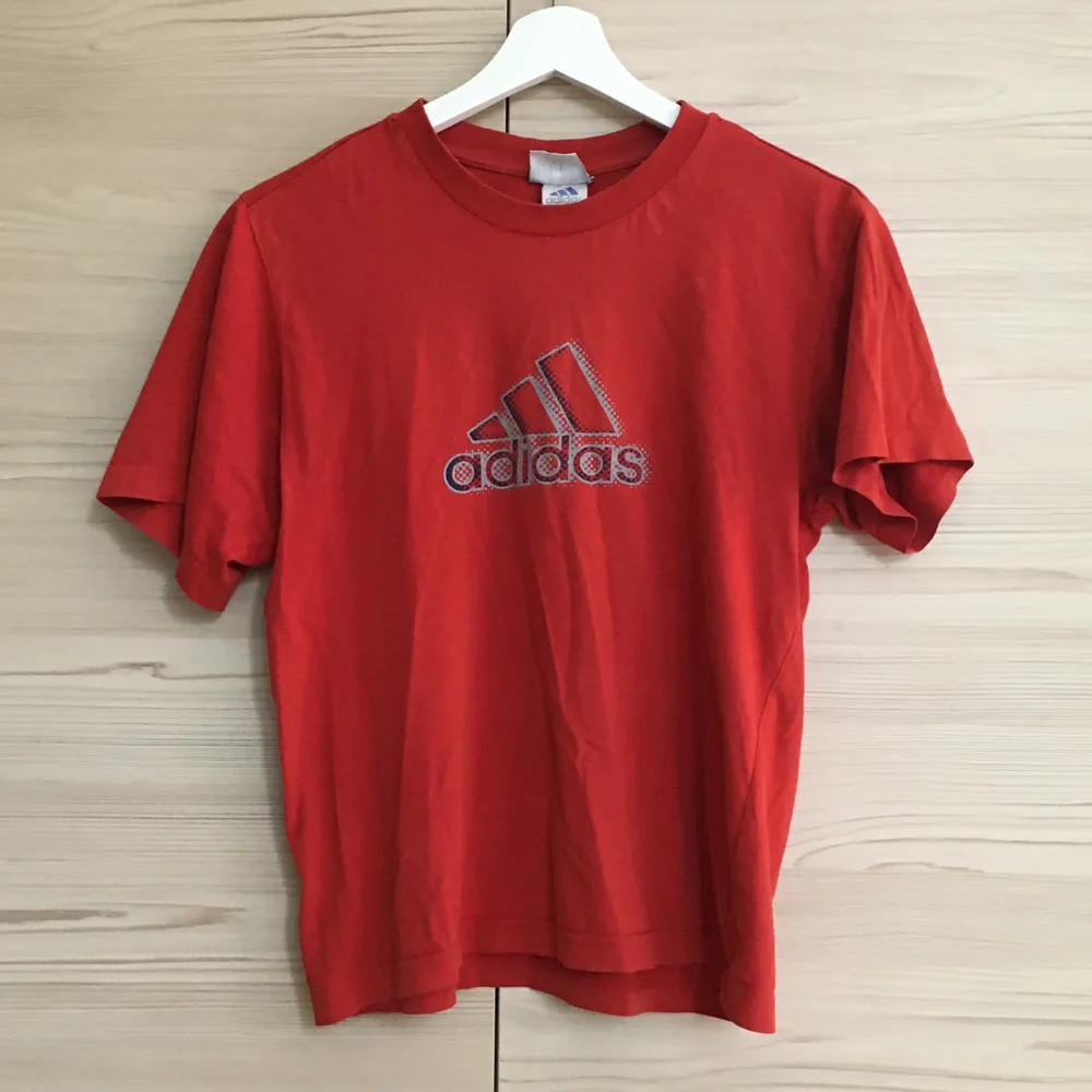 Röd/orange adidas t-shirt i strl 140 men passar som en XS/S 😄👍 Den har ett litet hål på kragen (bild 3) men jag skulle inte säga att det är något som märks. Köparen står för frakt som ligger på 44kr! Pris kan diskuteras:). T-shirts.