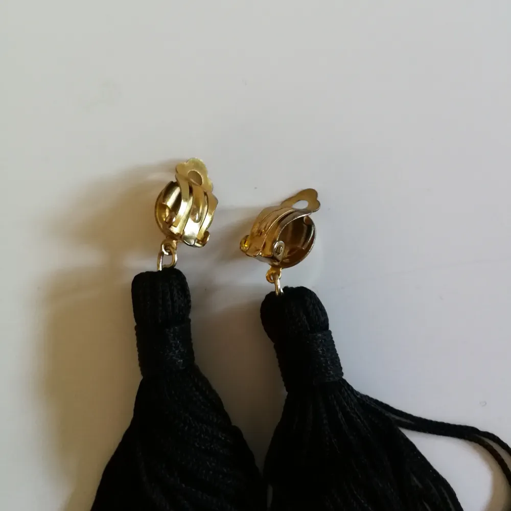Svarta clipsörhängen som inte använts. Frakt ingår i priset. . Accessoarer.
