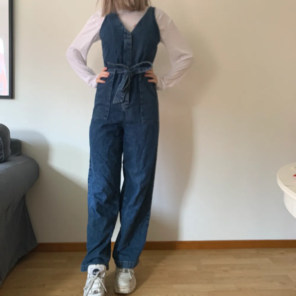 Snygg Jeans-byxdress från ASOS i storlek 36, har använts ett fåtal gånger . Jeans & Byxor.