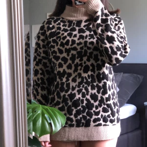 Leopard stickad - Stickad tröja från NAKD, den kliar lite grann men har man ett linne under känns det inte så mycket. Tjock och varm 💕