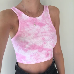 Tiedye linne 1 - Ett supersnyggt tie-dye färgat linne i en croppad modell. Aldrig använt så det är nyskick. Frakt tillkommer på 22kr. Eftersom dessa linnen är väldigt populära och många vill köpa är det viktigt att man kan swisha direkt! :) se min profil för fler!!