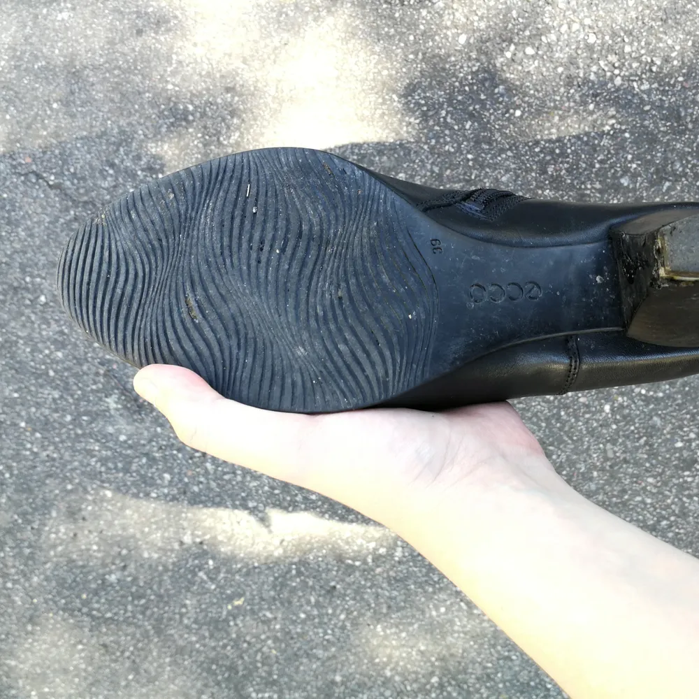 Klassiska stövlar i läder, säljs på grund av att dem inte passar. Köpta second hand och frakt ingår i priset. . Skor.