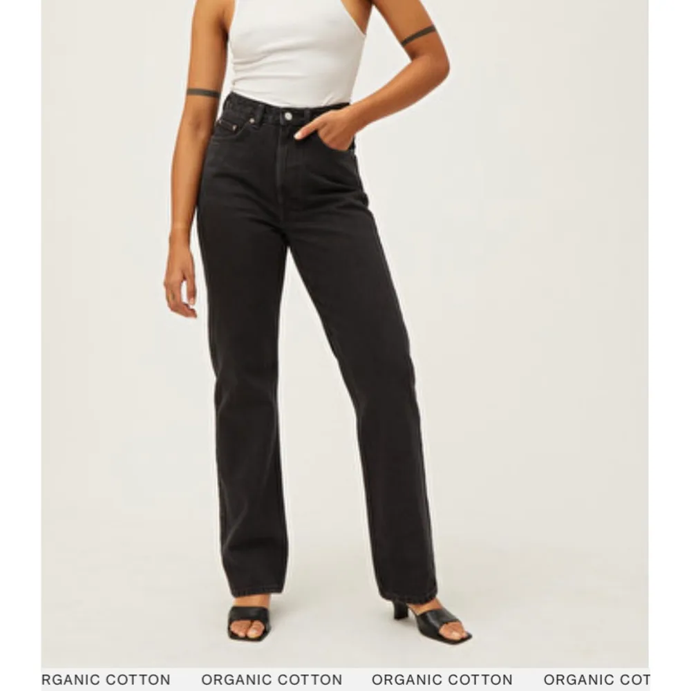 INTRESSEKOLL! Skitsnygga svarta jeans från weekday i modellen rowe! Denna storlek är slutsålda på deras hemsida nu och ofta likaså i butik. Köpta för 400 DKK = 558 SEK. Hör av dig om du är intresserad, med ett pris du kan tänka dig. Skriv för fler bilder💓. Jeans & Byxor.