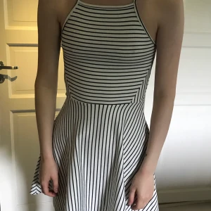 Randig klänning  - En randig klänning i storlek 34. Den är i bra skick, frakt tillkommer. 