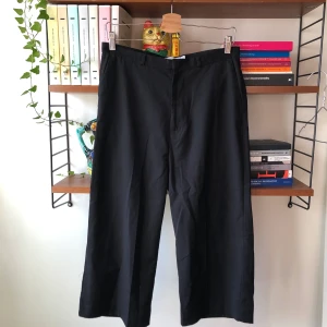 croppade kostymbyxor - Svarta ankelbyxor från Weekday. Kvinnomodell men passade mig bra när jag var storlek S. Lös form. 