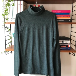 Grön polotröja  - Mörkgrön klassisk polotröja. Oanvänd 