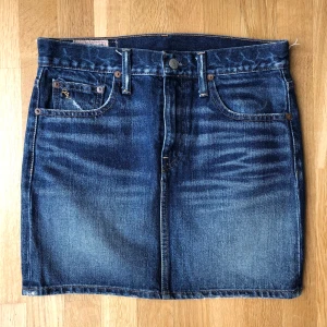 Ralph Lauren - Väldigt fin jeanskjol från Ralph Lauren, använd ett fåtal gånger. Fint skick!  Storlek: 0 i US. Passar en XS/34 Hör av er vid frågor eller funderingar! Köparen står för frakt 