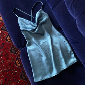 INTRESSEKOLL! Turkos satinklänning - Egensydd satinklänning med ”cowl neck”. Vill kolla om intresse finns för att eventuellt börja sy upp några på beställning (valfri färg, tyg, mått osv) och sälja! 