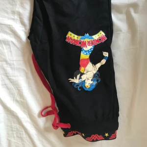 Mjukis wonderwoman  - Ett par mjukis som är köpa i Polen. Bra skick men säljer på grund av att dom är för korta. Är 1,69. 