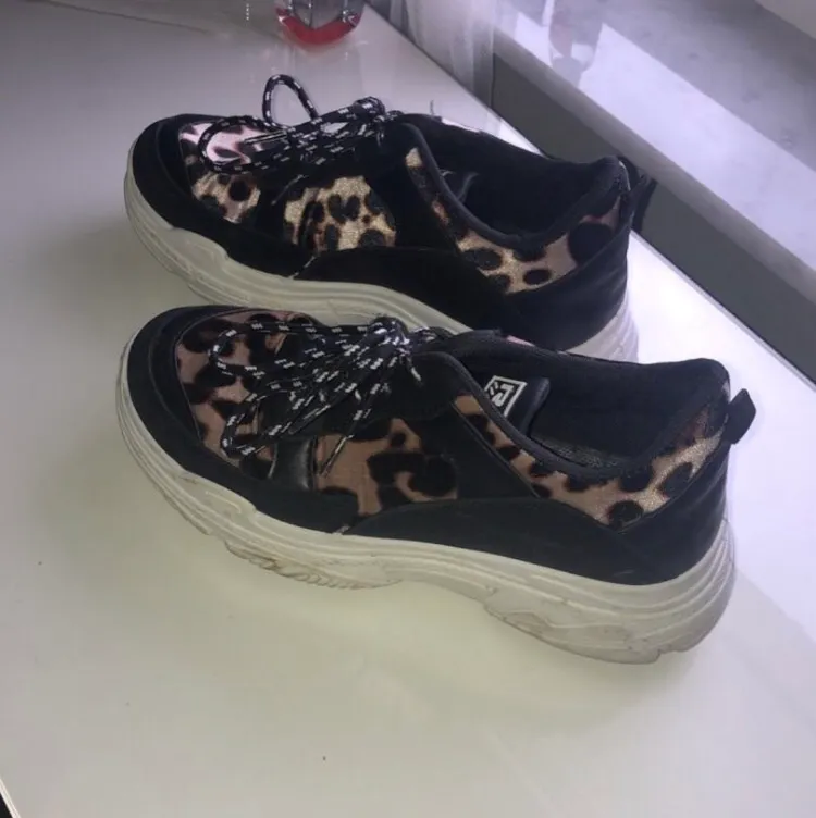 Såå snygga leosneakers från Boohoo använda ca 4 gånger  Stl 39  Köpta för ca 300kr Säljer för 80kr. Skor.