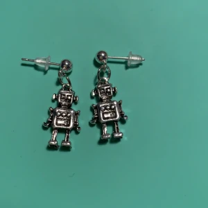 Örhängen  - Robotarna är också väldigt efterfrågade så därför har jag tagit in fler. Även har är det begränsat antal så först i kvarn 💕 50 kr + 10 i frakt. Endast ett par kvar!! 
