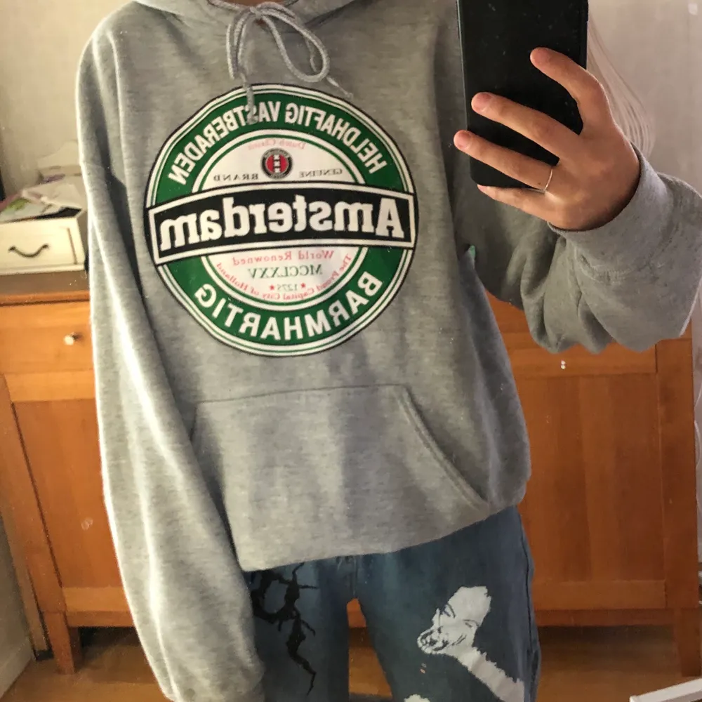 Amsterdam tröja inspirerad av ett ölmärke :-P. Köpt i finaste Amsterdam. Skapligt använd . Hoodies.