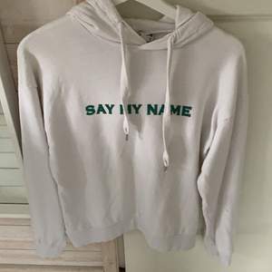 Vit hoodie med grön text som lyder ”say my name” från NAKD. Storlek S. Relativt mjuk och använts ett fåtal gånger. Hör gärna av dig vid intresse, pris kan diskuteras!