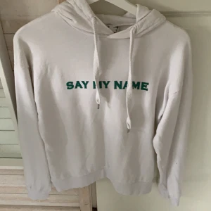 NAKD Hoodie - Vit hoodie med grön text som lyder ”say my name” från NAKD. Storlek S. Relativt mjuk och använts ett fåtal gånger. Hör gärna av dig vid intresse, pris kan diskuteras!