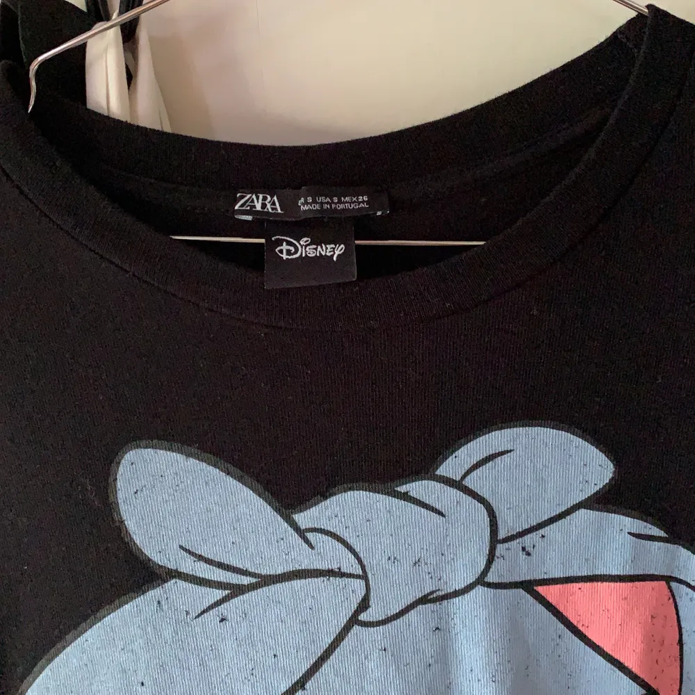 Urgullig tshirt från Zara med ett tryck av Dumbo på! Är lite oversized men sjukt snygg! Lite tjockare material än ”vanligt tshirt-material”. Aldrig kommit till användning! Köparen står för frakt och hör av dig för fler bilder!💙💙. T-shirts.