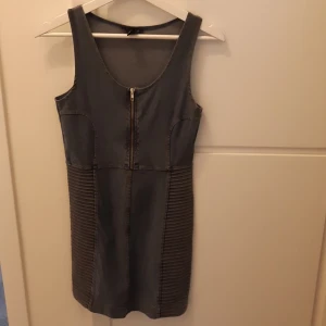 Klänning jeansfärg stl S - Använd några gånger. 