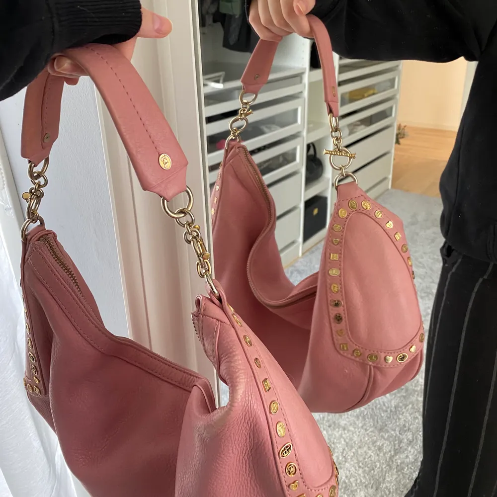 Fin väska från Juicy couture som passar till nästan allt och rymmer mycket. Mellan stor, rosa med guld detaljer.. Väskor.