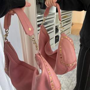 Fin väska från Juicy couture som passar till nästan allt och rymmer mycket. Mellan stor, rosa med guld detaljer.