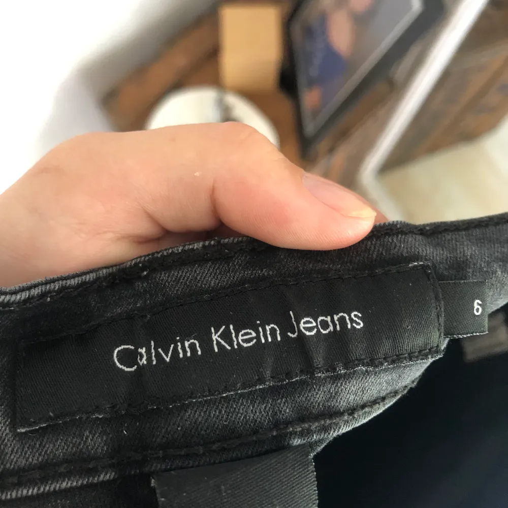 Gråsvarta vintagejeans från Calvin Klein med stl 6 (S ungefär)   Kostar 250kr, köparen står för frakt 🤩. Jeans & Byxor.