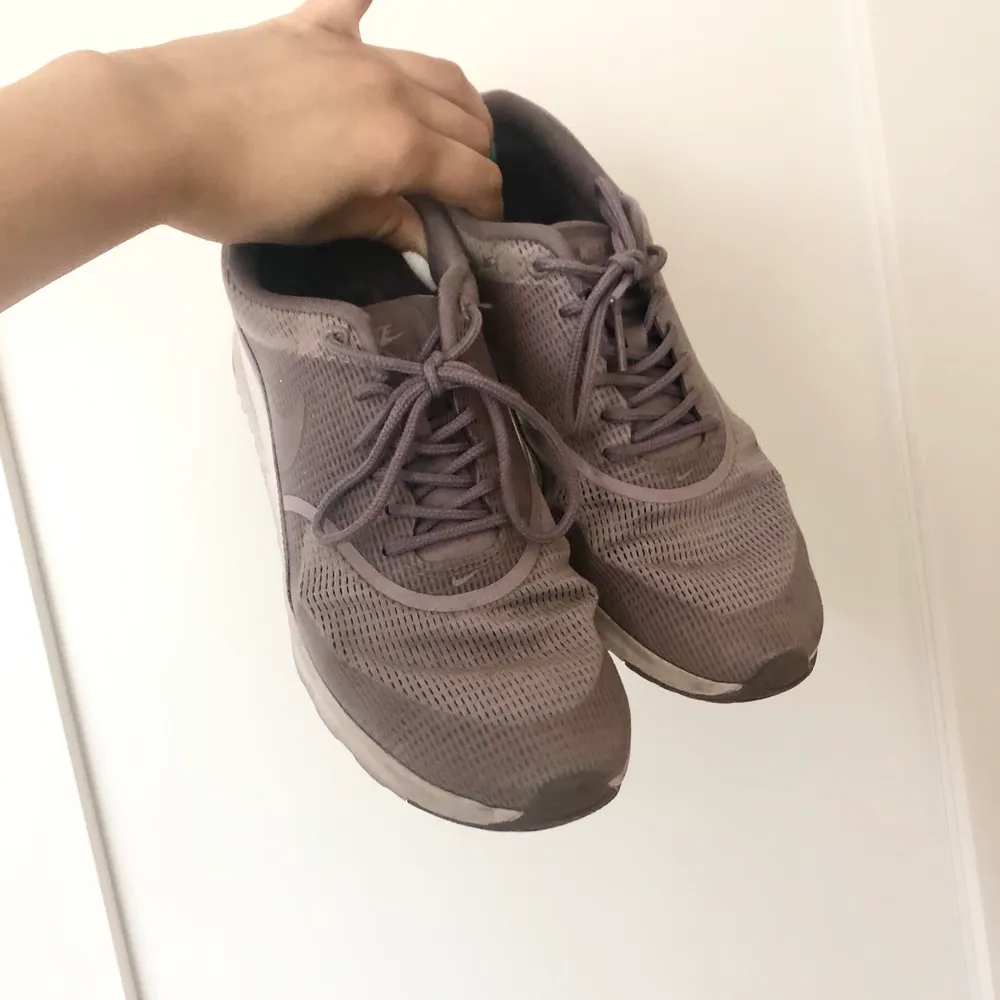 Ljus lila Nike air Max skor i modellen Thea! Så så fina. Det är strl 41 men de är stora i strl, jag har 40 vanligtvis och de passar som en vanlig 40!💞. Skor.