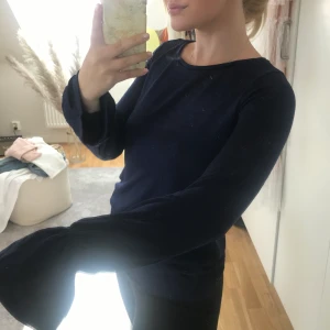 Tröja från Gina tricot!  - En långärmad tröja från Gina tricot i marinblå! Med utsvängda ärmar. Oanvänd! Frakt tillkommer 🥰