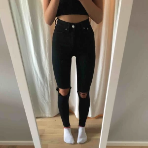  - Svarta jeans med slitningar från Lager 157 i modellen Snake, strl XXS Använda 2 gånger, avklippta vid fötterna  Jag är 163cm