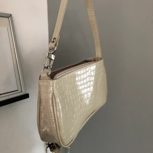 Söt liten väska - Modern väska i en beige/ aprikos färg, läderimitation med krokodil mönster.                            Buda på!🥰. Högsta bud just nu är 150+ frakt💓