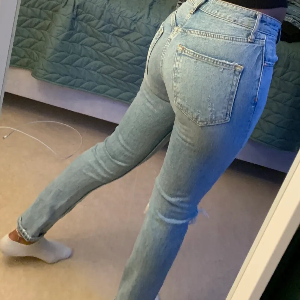 Säljer dessa jeans från Gina tricot i storlek 34 som är knappt använda. Kan frakta och mötas upp i Stockholm. . Jeans & Byxor.