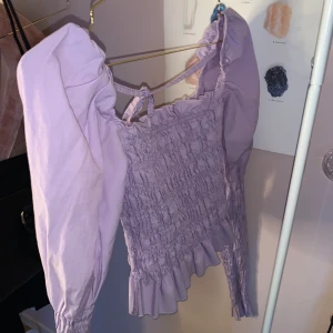 Söt blus - Super fin blus från gina tricot, använd ett fåtal gånger! Frakt tillkommer på 30kr