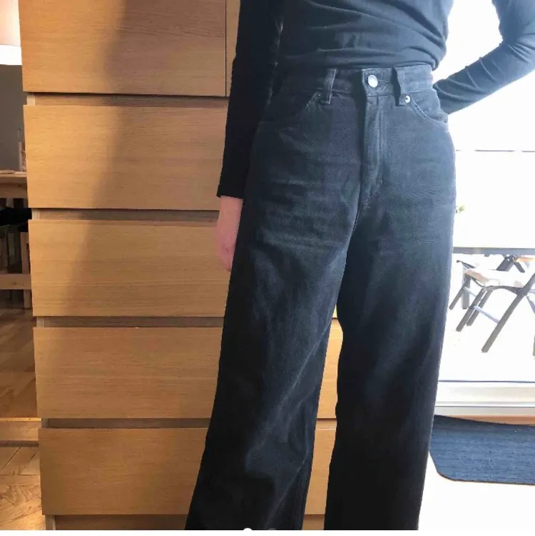Vida, svarta jeans från Monki 🖤 Aldrig använda eftersom de tyvärr är för små för mig ( inte modellen ) Ganska säker på att de är i modellen Yoko🥰 Hör gärna av er vid frågor:). Jeans & Byxor.