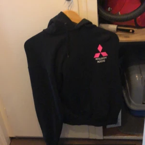 Mitsubitshi tröja - Stor munktröja med bilmärket Mitsubitshi!! Stort märke i bak och mindre ifram . Sparsamt använd ! Säljer pga annan bil nu  💕