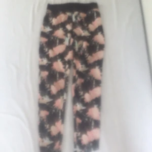 Träningsbyxor - Nya oanvända tränings byxor super fina men har aldrig använt super bra sick 