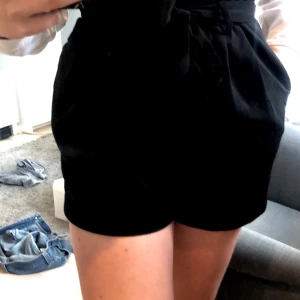 Shorts - Sjukt snygga, ser ut som en kjol men är shorts så man behöver inte ora sig att den åker upp sjukt skönt!💖😩 säljer pga har aldrig hittat användning då det inte är min stil tyvärr💕