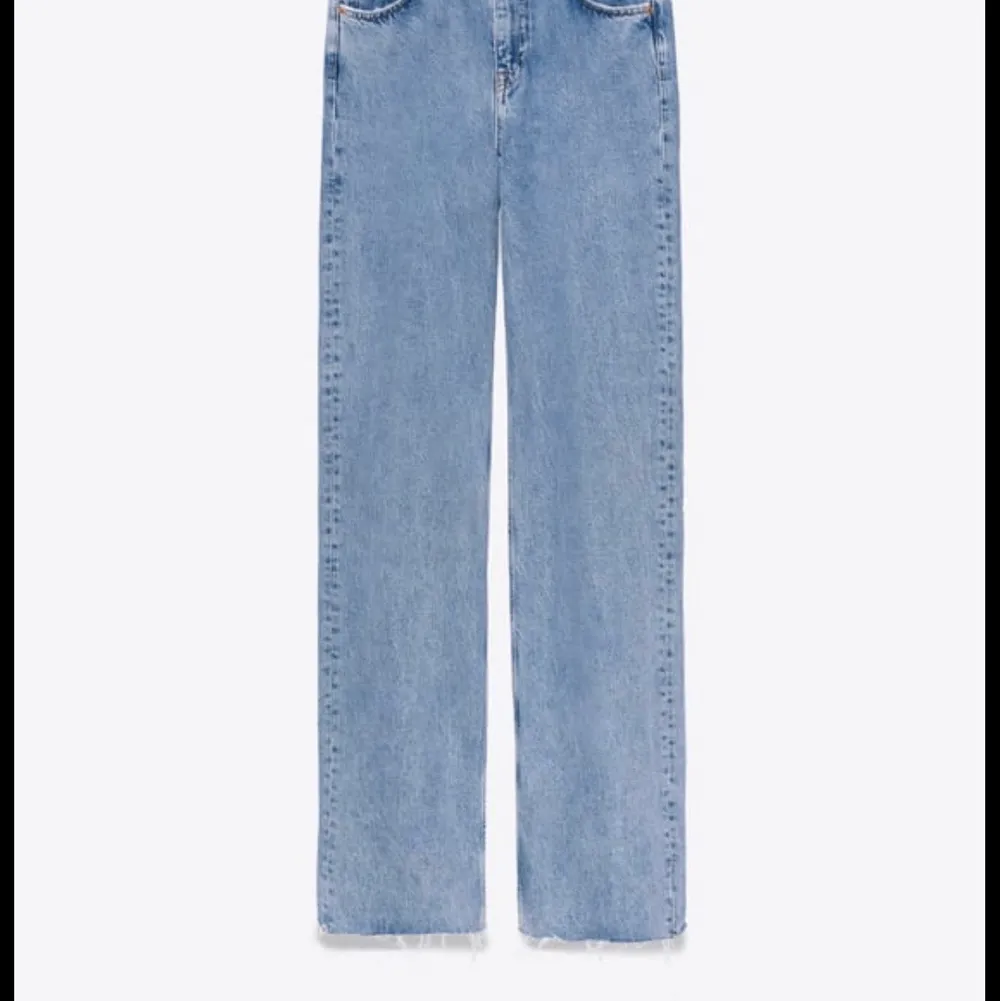 Säljer dessa helt oanvända zara jeans som är helt slutsålda! Dem passade inte mig så därför vill jag sälja dem. Högsta budet ligger på 600kr (inte jag på bilden).. Jeans & Byxor.