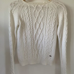 Vit kabelstickad tröja i XS - Sparsamt använd från Lindex. Ren vit färg!