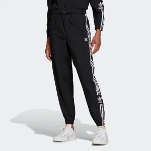 Adidas track pants - Snygga, bekväma byxor köpta från junkyard. (endast provad) byxan är i mycket fint skick, två fickor, dragsko i midjan. Stl 34 passar även 36.  Nypris 500-600kr. Säljs pga att jag inte har samma stil längre