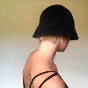 Buckethat från Weekday strl M - Svart buckethat från Weekday, strl M. Jättebekväm! Luddigt material, sticks absolut inte, perfekt för regniga dagar! Knappt använd. Köparen står för frakt🌟