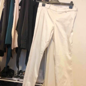  - Storlek 38 men mer som 36, vita tighta kostymbyxor 