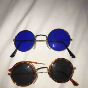  - Två retroglasögon 20kr/var 