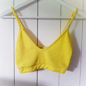  - Söt ribbad topp från Nelly. Passar även S. 