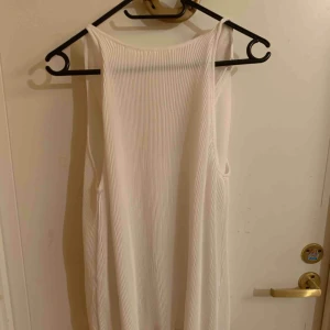  - Linne i vitt plisserat tyg från Mango 