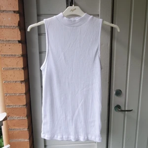  - Vitt linne från NA-KD i storlek XS, oanvänd.