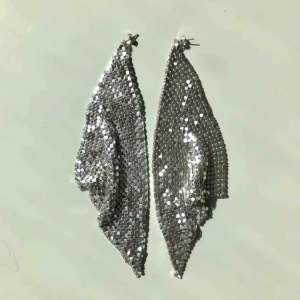  - Stora partyörhängen, silvriga. Använda en gång.  Kan mötas upp eller skicka för 15kr.😊