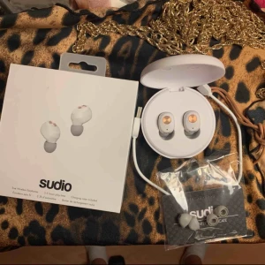 - Sudio hörlurarna ”Nivå White”. Används inte längre då jag har andra hörlurar. Medföljer laddsladd, box och olika storlekar på ”pluppen”. Originalpris: 995, jag säljer för 200kr