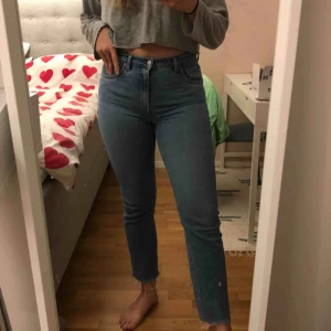  - Mom jeans från weekday. Bra skick. Snygga till allt! Snyggt korta i benen (iaf på mig som är 170 lång)