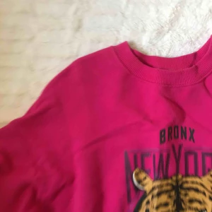  - Tröja med slitningar från gina tricot, stor i storleken.  Kika gärna in på min profil, har massor av annonser ute!