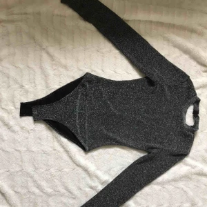  - Glitterbody från H&M, använd 1 eller 2 gånger Knäpps med knappar mellan benen Köparen står för frakt.  Kika gärna in på min profil, har massvis med annonser ute!